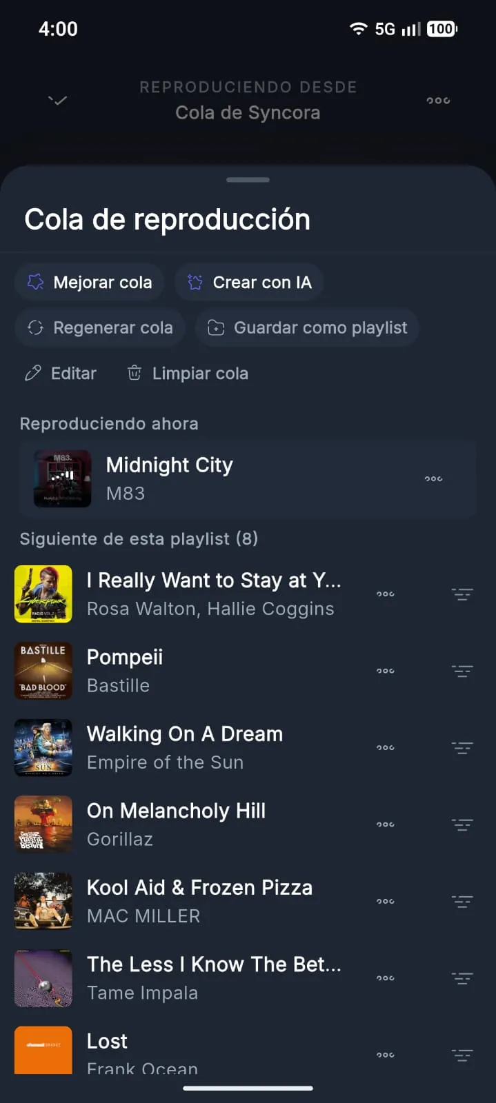 Cola de reproducción con Midnight City de M83 sonando, los botones Mejorar cola, Crear con IA, Regenerar cola y Guardar como playlist, y las siguientes canciones de la playlist: Pompeii de Bastille, Walking On A Dream de Empire of the Sun y más.